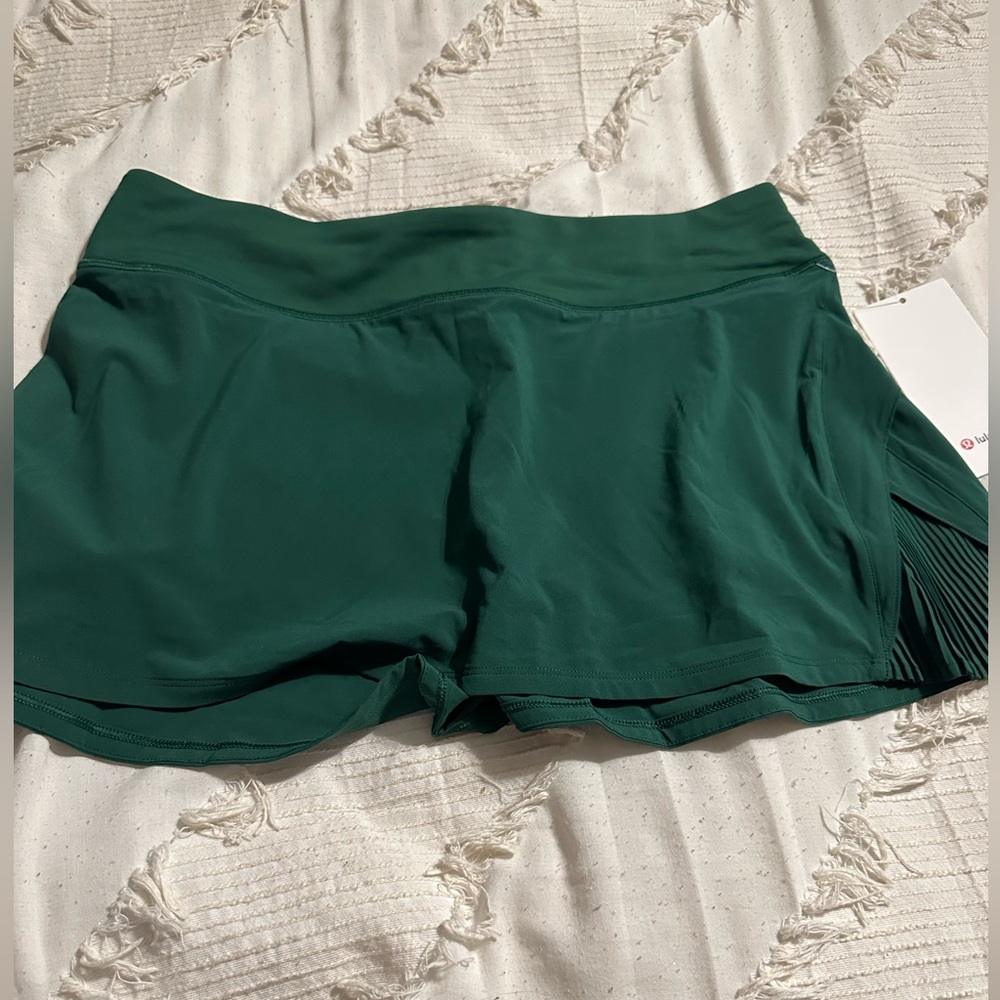 Play off the pleats mid-rise skirt